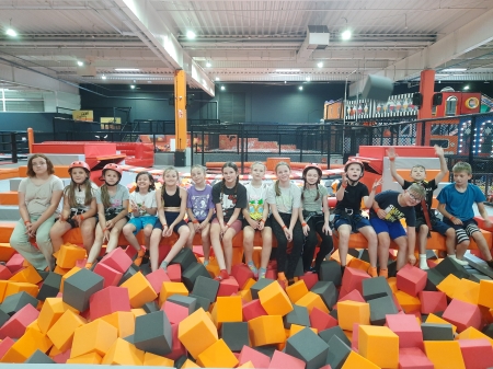Wycieczka klasy 4b do parku rozrywki FlyPark – niezapomniane chwile pełne emocji i radości!