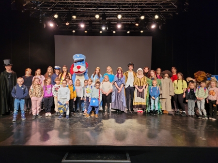 Klasy 1a i 1b na spektaklu „Znakopolis”