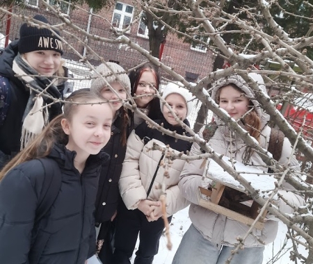 Klasa 5b dokarmia ptaki – mały gest, wielkie znaczenie
