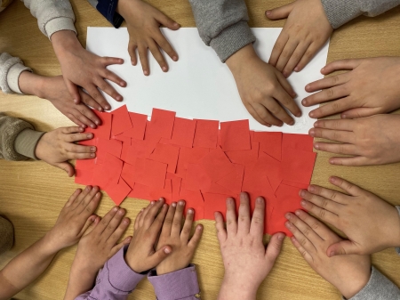 Przedszkolaki w szkolnej bibliotece